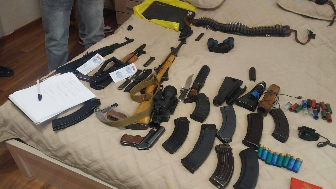 Հանցավոր խմբի ղեկավարների և մասնակիցների բնակարաններում խուզարկությամբ հայտնաբերվել են հանցագործության համար նախատեսված մեծաքանակ առարկաներ և իրեր